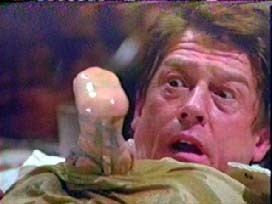John Hurt in una scena di BALLE SPAZIALI (1987)