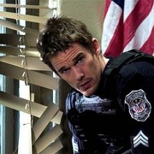 Ethan Hawke in una scena di Assault on Precint 13