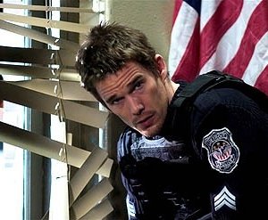 Ethan Hawke in una scena di Assault on Precint 13
