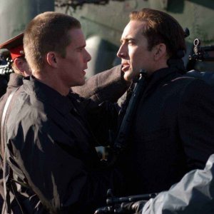 Nicolas Cage e Ethan Hawke in una scena del film Lord of War