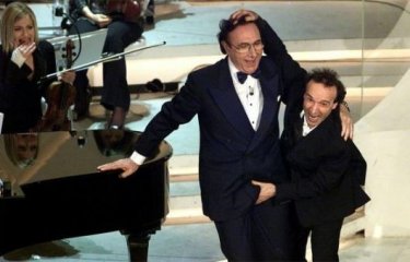 Sanremo 2002 - Roberto Benigni 'aggredisce' il povero Pippo Baudo