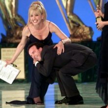 Roberto Benigni tenta di gettare a terra Milly Carlucci.