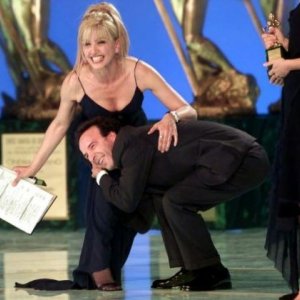 Roberto Benigni tenta di gettare a terra Milly Carlucci.