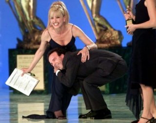 Roberto Benigni tenta di gettare a terra Milly Carlucci.