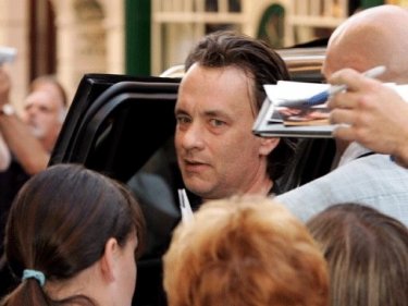 Tom Hanks assediato dai fan sul set de Il codice Da Vinci