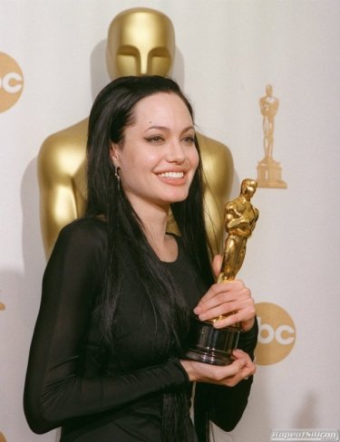 Angelina Jolie con il suo Oscar