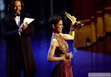 Halle Berry e, sullo sfondo, Russel Crowe che le ha appena consegnato la statuetta