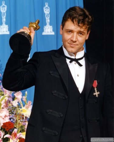Russell Crowe com o Oscar de Gladiador