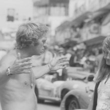 Steve McQueen parla con due ragazze