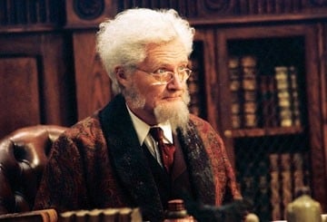 Jim Broadbent in una scena di Narnia