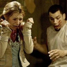 Beverley Mitchell e Franky G in una scena di Saw 2