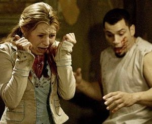 Beverley Mitchell e Franky G in una scena di Saw 2