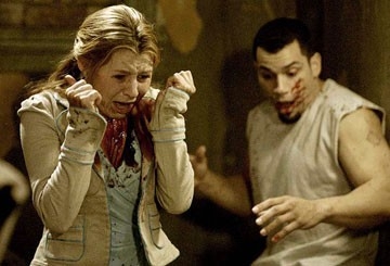 Beverley Mitchell e Franky G in una scena di Saw 2