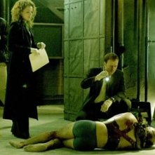 Dina Meyer e Donnie Wahlberg in una scena di Saw 2