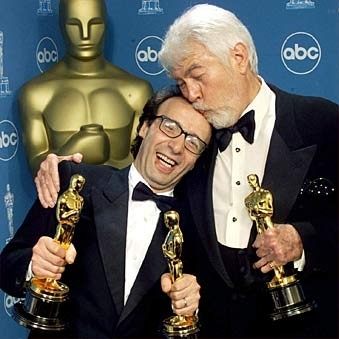 Roberto Benigni con James Coburn
