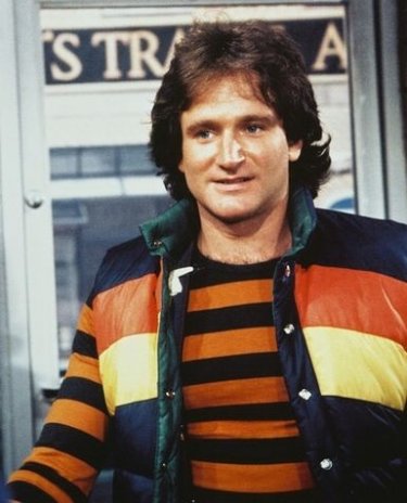 Robin Williams nei panni dell'alieno Mork