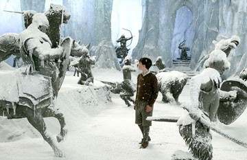 Skandar Keynes in una scena de Le cronache di Narnia