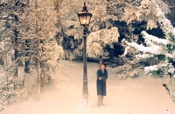 Skandar Keynes in una sequenza del primo film del franchise Le cronache di Narnia