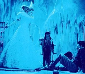 Tilda Swinton e Skandar Keynes in una scena di Le cronache di Narnia: il Leone, la Strega e l'Armadio
