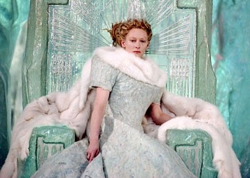 L'affascinante e regale Tilda Swinton in una scena de Le cronache di Narnia: il Leone, la Strega e l'Armadio