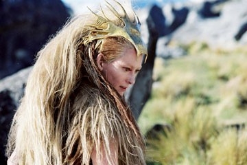 Tilda Swinton in una scena di Le cronache di Narnia: il Leone, la Strega e l'Armadio