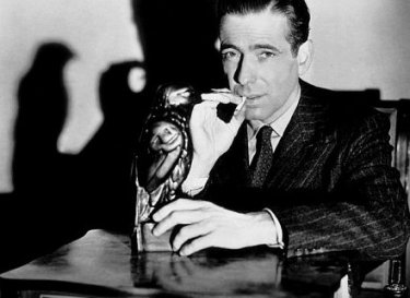 Humphrey Bogart in una foto promozionale per Il mistero del falco