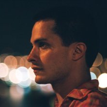 L'attore messicano Gael Garcia Bernal in una scena di The King