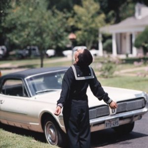 Gael Garcia Bernal in una scena di The King