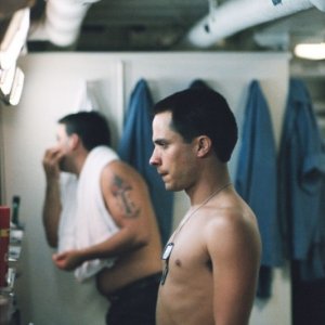 Gael Garcia Bernal in una scena di The King (2005)