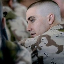 Jake Gyllenhaal rasato a zero in una scena di Jarhead
