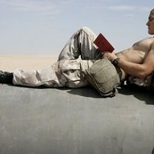 Una sexy immagine di Jake Gyllenhaal in una scena di Jarhead
