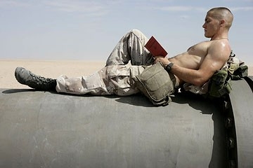 Una sexy immagine di Jake Gyllenhaal in una scena di Jarhead