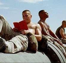 Jake Gyllenhaal, Laz Alonso, Peter Sarsgaard e Lucas Black in una scena di Jarhead