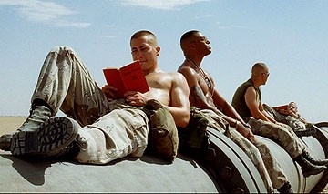 Jake Gyllenhaal, Laz Alonso, Peter Sarsgaard e Lucas Black in una scena di Jarhead