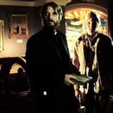 Adrian Hough e Maggie Grace in una scena di The Fog