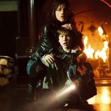 Selma Blair e Cole Heppell in una scena di The Fog