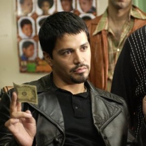 Jay Hernandez in una scena del film Carlito's Way - Scalata al potere