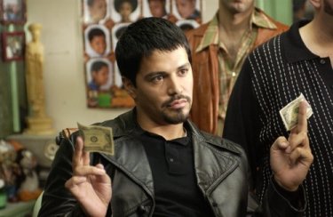 Jay Hernandez in una scena del film Carlito's Way - Scalata al potere