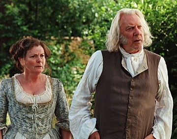 Brenda Blethyn e Donald Sutherland in Orgoglio e Pregiudizio