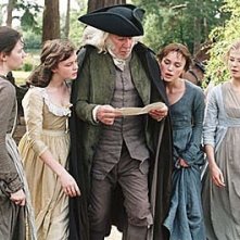 Talulah Riley, Carey Mulligan, Donald Sutherland, Keira Knightley e Rosamund Pike in Orgoglio e pregiudizio
