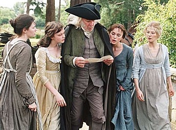 Talulah Riley, Carey Mulligan, Donald Sutherland, Keira Knightley e Rosamund Pike in Orgoglio e pregiudizio