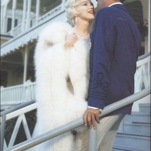 marilyn Monroe e Tony Curtis in una foto a colori di A qualcuno piace caldo