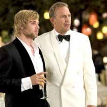Kevin Costner e Mike Vogel in Vizi di famiglia - Rumor Has It