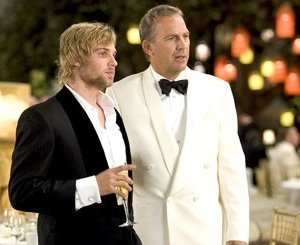 Kevin Costner e Mike Vogel in Vizi di famiglia - Rumor Has It