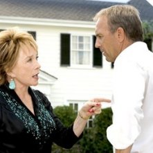 Kevin Costner e Shirley MacLaine in Vizi di famiglia - Rumor Has It