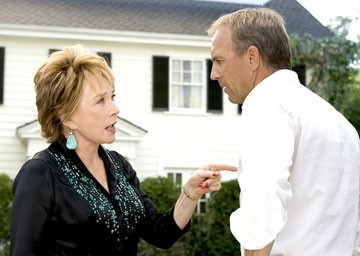 Kevin Costner e Shirley MacLaine in Vizi di famiglia - Rumor Has It