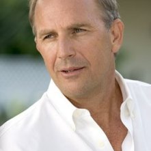 Un primo piano di Kevin Costner in Vizi di famiglia - Rumor Has It