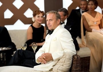 Kevin Costner in una scena di Vizi di famiglia