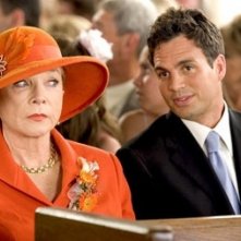 Mark Ruffalo e Shirley MacLaine in Vizi di famiglia - Rumor Has It