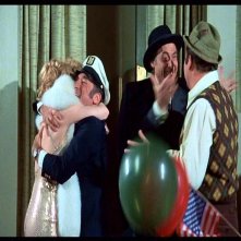 Bernadette Peters, Mel Brooks, Sid Caesar e Dom DeLuise in una scena de L'ULTIMA FOLLIA DI MEL BROOKS